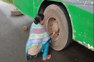 lady-conductor-change-the-rtc-bus-tire-in-alluri-seetha-ramaraju-district