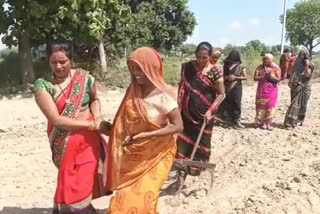 Women_ plow _in the field _for raining water