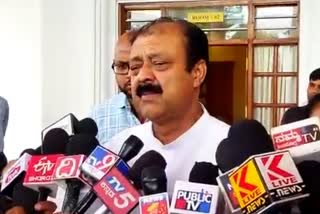 minister-narayan-gowda-visited-the-rain-damaged-areas-in-shimoga-distric