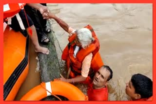 NDRFની ટીમ દ્વારા રેસ્ક્યૂ ઓપરેશન દ્વારા સાદકપર-ગોલવાડ ગામમાં બચાવાયા આટલા લોકોને