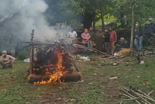 Muslims Perform Last Rites of Yatri