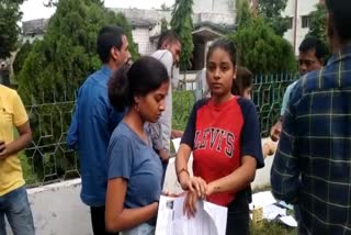 candidates protested against opening of thread by hand outside centre In CUET examination in Dhanbad