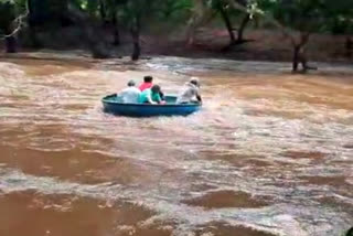 Mayaru flood  Mayaru People crossing Mayaru  Mayaru People crossing Mayaru flood  erode news  erode latest news  ஈரோடு செய்திகள்  இன்றைய செய்திகள்  மாயாற்று வெள்ளம்  ஆபத்தான முறையில் ஆற்றை கடக்கும் மக்கள்  மாயாற்று வெள்ளத்தை கடக்கும் மக்கள்