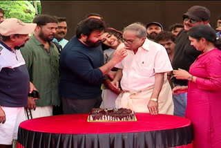 mt vasudevan nair birthday celebration  പിറന്നാൾ നിറവില്‍ എംടി വാസുദേവന്‍ നായര്‍  സിനിമ ലൊക്കേഷനില്‍ എംടിയുടെ പിറന്നാള്‍ ആഘോഷം  mt vasudevan nair 89 th birthday  mt vasudevan nair birthday