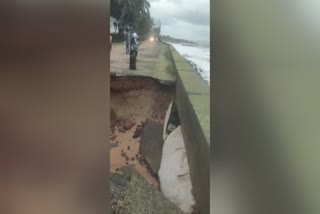 sea erosion at kappad kozhikode  Heavy rain fall in kerala  heavy rainfall in kozhikode  കോഴിക്കോട് കടലാക്രമണം രൂക്ഷം  കാപ്പാട് കടപ്പുറത്ത് റോഡില്‍ ഗര്‍ത്തം  കാപ്പാട് കടപ്പുറം