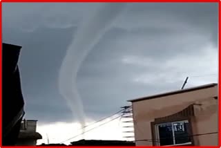 Live video of Tornado captured in  in Shajapur's Bolai