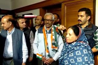Former BJP councilor Manoj Kuthiala joins Congress