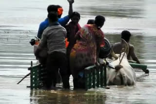 farmer family crossed the river in a bullock cart,  farmer family crossed the river in a bullock cart at Haveri, Haveri news, ಎತ್ತಿನಗಾಡಿ ಮೂಲಕ ತುಂಬಿ ಹರಿಯುತ್ತಿರುವ ನದಿ ದಾಟಿದ ರೈತ ಕುಟುಂಬ, ಹಾವೇರಿಯಲ್ಲಿ ನದಿ ದಾಟಿ ಕೃಷಿ ಕೆಲಸಕ್ಕೆ ಹೋಗಿ ಬಂದ ರೈತರು, ಹಾವೇರಿ ಸುದ್ದಿ,