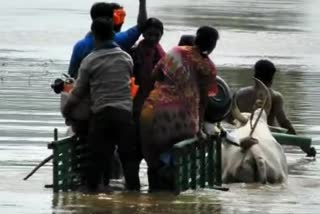 Karnataka: Farmer's Family crossed overflowing river on a bullock cart