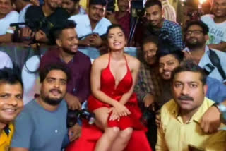 Rashmika Mandanna gets clicked with paps, delights fans with Saami Saami hookstep, video viral