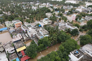 వరదలతో ప్రజల అవస్థలు.. సాయం కోసం ఎదురుచూపులు