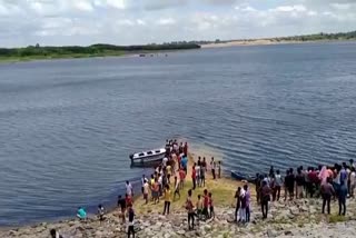 eight people drown due to boat capsizing in giridih