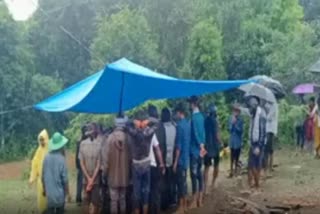 CREMATION UNDER TARPAULIN DUE OF HEAVY RAIN IN SHIVAMOGGA