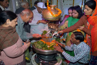 मंदिरों में पूजा के लिए श्रद्धालुओं की जुटी भीड़