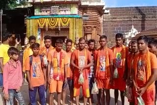 devotees offer prayers to lord lingaraj on the first monday of sawan month