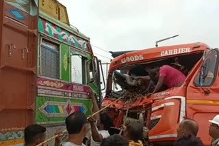 Three injured as dumper lorry collided in front of Farakka Barrage