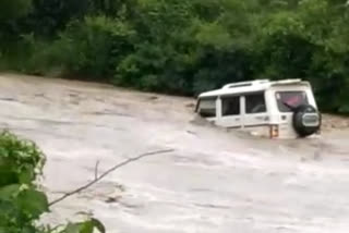 bolero car washed away in ujjain heavy rain
