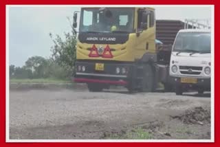 Problem of potholes in Surat : નવી પારડીથી હજીરાનો રસ્તો બેહાલ, જૂઓ કેવા છે વાહનોના હાલ
