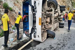 Passengers bus crashes in kaudiyala