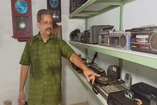 Vasudevan Namboothiri with a collection of electronic devices in Kannur  ഇലക്ട്രോണിക്‌സ് ഉപകരണങ്ങളുടെ അത്യപൂർവ ശേഖരവുമായി വാസുദേവൻ മാഷ്  നൂറ് വർഷത്തോളം പഴക്കമുള്ള ഇലക്‌ട്രോണിക്‌സ് ഉപകരണങ്ങളുടെ വൻ ശേഖരം  വർഷങ്ങൾ പഴക്കമുള്ള ഇലക്ട്രാണിക് ഉപകരണങ്ങൾ റിപ്പയർ ചെയ്‌ത് സൂക്ഷിച്ച് വാസുദേവൻ മാഷ്  പയ്യന്നൂർ സ്വദേശി വടക്കേടത്ത് പാലക്കീഴിൽ ഇല്ലത്ത് വാസുദേവൻ വാധ്യാൻ നമ്പൂതിരി