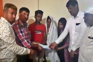 Government cheque given to auto driver family, Tumkur auto driver died after falling into a ditch, Tumkur news, ಆಟೋ ಚಾಲಕ ಕುಟುಂಬಕ್ಕೆ ಸರ್ಕಾರಿ ಚೆಕ್, ಕಂದಕಕ್ಕೆ ಬಿದ್ದು ತುಮಕೂರು ಆಟೋ ಚಾಲಕ ಸಾವು, ತುಮಕೂರು ಸುದ್ದಿ,