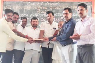 Kushtagi teacher gave month salary, Kushtagi teacher gave month salary for smart class, Kushtagi teacher gave month salary for paint to the school, Koppal news, ತಿಂಗಳ ಸಂಬಳ ನೀಡಿದ ಕುಷ್ಟಗಿ ಶಿಕ್ಷಕ, ಸ್ಮಾರ್ಟ್ ಕ್ಲಾಸ್‌ಗೆ ತಿಂಗಳ ಸಂಬಳ ದಾನ ಮಾಡಿದ ಕುಷ್ಟಗಿ ಶಿಕ್ಷಕ, ಶಾಲೆಯ ಬಣ್ಣಕ್ಕಾಗಿ ತಿಂಗಳ ಸಂಬಳ ನೀಡಿದ ಕುಷ್ಟಗಿ ಶಿಕ್ಷಕರು, ಕೊಪ್ಪಳ ಸುದ್ದಿ,