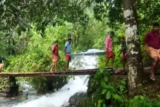 രാജപുരം പഞ്ചായത്തില്‍ ഗതാഗത പ്രശ്നം  രാജപുരം വാര്‍ത്ത  പുളിംകൊച്ചി ഗതാഗത പ്രശ്നം  കാസര്‍കോട് ഗതാഗതം  മൃതദേഹം ചുമന്നത് ഒരു കിലോമീറ്റര്‍  മൃതദേഹവുമായി നടന്ന നാട്ടുകാര്‍  lake of transport facility in Rajapuram Pulimkochi  dead body carried for kilometer