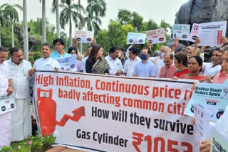 Cong leaders protest against rising prices of commodities, LPG price hike