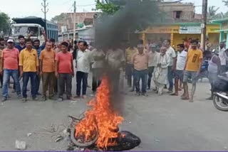 आभूषण की दुकान में चोरी के विरोध में आगजनी और रोड जाम
