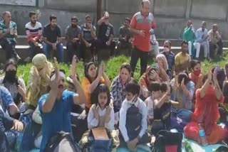 kashmiri-pandits-held-protest-at-vessu-qazigund-against-transit-accommodation