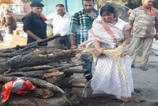 Mother performed last rites of son