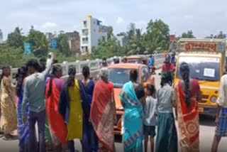 கூவம் நதி ஓரம் கட்டப்பட்டுள்ள வீடுகளை அகற்றுவதற்கு எதிர்ப்பு தெரிவித்து பொதுமக்கள் போராட்டம்