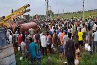 Watch: Villagers rushed to collect oil as tanker overturns