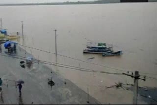 Telangana, AP ministers in war of words over flooding in Godavari