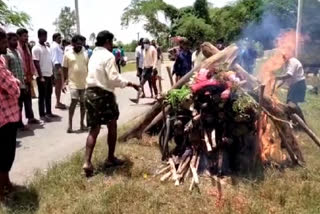 రోడ్డు పక్కనే అంత్యక్రియలు