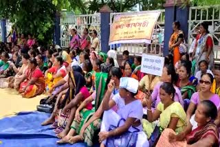 Midday Meal workers protest