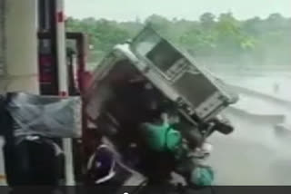 Speeding ambulance toppled at a Shiruru toll gate: Many people died