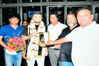 تاجکستان قومی فٹبال ٹیم کے کھلاڑی نورالدین کا ایئرپورٹ پر والہانہ استقبال