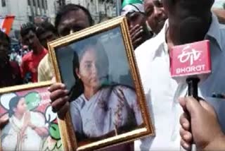 tmc-21st-july-photos-of-mamata-banerjee-are-being-sold-at-esplanade