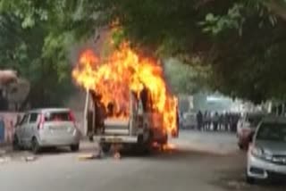 बाल भारती स्कूल के बस में लगी भीषण आग