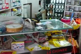thief breaking mobile shop caught in cctv at nashik