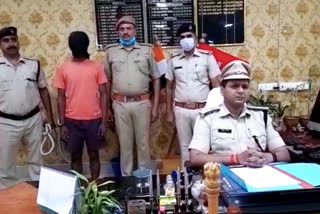 पुलिस की गिरफ्त में शराब माफिया