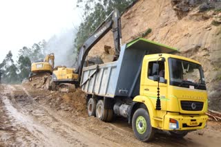 landslides in kochi dhanushkodi highway Traffic is being restored  കൊച്ചി ധനുഷ്കോടി ദേശീയപാതയിൽ ഗതാഗത തടസ്സം  മണ്ണിടിഞ്ഞ് വീണ് കൊച്ചി ധനുഷ്കോടി ദേശീയപാതയിൽ ഗതാഗതം പുനഃസ്ഥാപിക്കുന്നു  കൊച്ചി ധനുഷ്‌കോടി ദേശീയപാത ഗ്യാപ്പ് റോഡിലെ മണ്ണിടിച്ചിൽ  ശക്‌തമായ മഴയിൽ മണ്ണിടിച്ചിൽ ഗതാഗത തടസ്സം