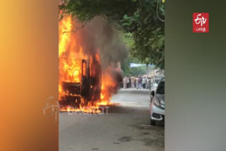 bus catches fire  Narrow escape for 21 school kids  School bus catches fire in DELHI  பள்ளிப்பேருந்தில் தீ விபத்து  டெல்லி பேருந்து விபத்து  டெல்லி பள்ளிப்பேருந்தில் தீ விபத்து