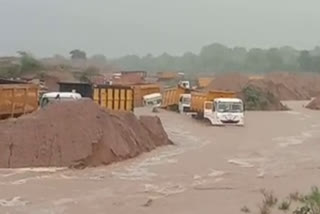 Illegal sand mining in Bhind  trucks are washed away in the strong current of Sindh river  ബിന്ധിലെ സിന്ധുനദി തീരത്ത് വന്‍ മണലെടുപ്പ്  പ്രളയ ജലയത്തില്‍ അകപ്പെട്ട് ട്രക്കുകള്‍  സിന്ധു നദി തീരത്ത് അനധികൃത മണല്‍ വാരല്‍