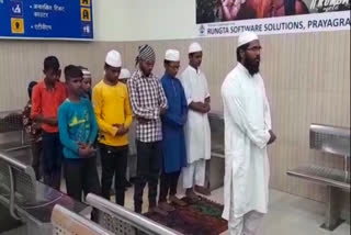 Muslim cleric offers namaz at Prayagraj station, ignites controversy
