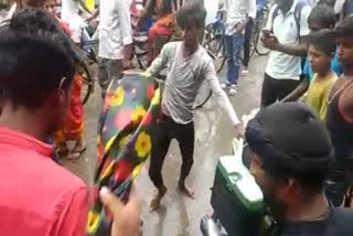 मोबाइल चोरी करते युवक के जबरदस्त पिटाई