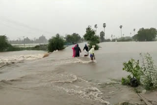 మళ్లీ దంచికొడుతున్న వానలు.. పొంగుతోన్న వాగులు, వంకలు