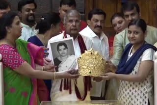 Golden crown for Baba Husband fulfilled his wifes wish after 30 years  ഷിർദി ക്ഷേത്രത്തിൽ 40 ലക്ഷത്തിന്‍റെ കിരീടം സമർപ്പിച്ചു  ഷിർദി ക്ഷേത്രത്തിൽ 40 ലക്ഷത്തിന്‍റെ സ്വർണ കിരീടം സമർപ്പിച്ച് ഹൈദരാബാദ് സ്വദേശി  742 gram gold crown worth 40 lakh rupees to Shirdi Sai Baba