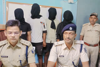 हिरासत में लिए गए बदमाशों के साथ पुलिस